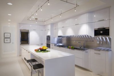 Tủ bếp acrylic màu trắng bóng chống trầy 6H